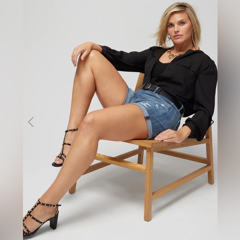 NWT White House Black Market The Mid-rise 5 inch Short